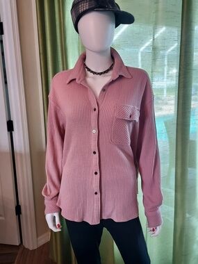 Relaxed Waffle Button-Down Shirt in Dusty Pink. Oversized M.